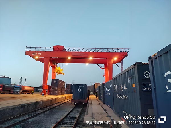 軌道式集裝箱門(mén)式起重機(jī)